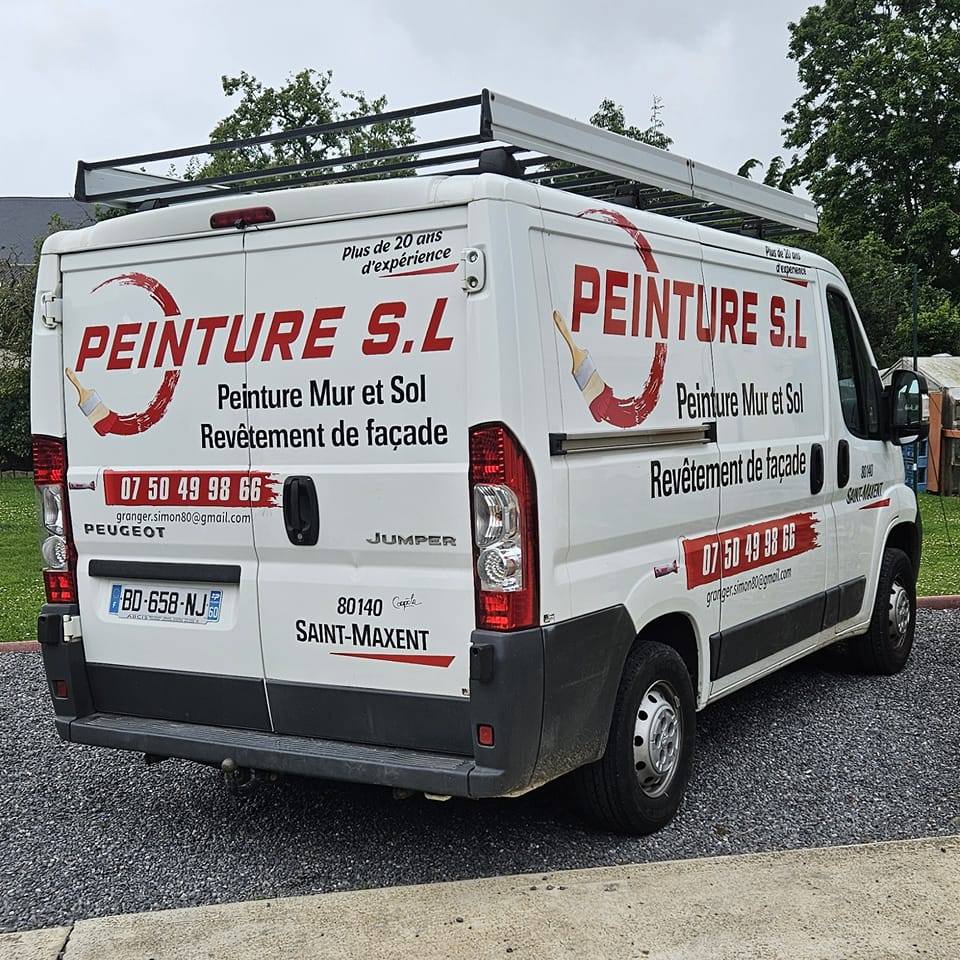 Simon Granger, artisan peintre Peinture S.L, et son camion à Saint-Maxent