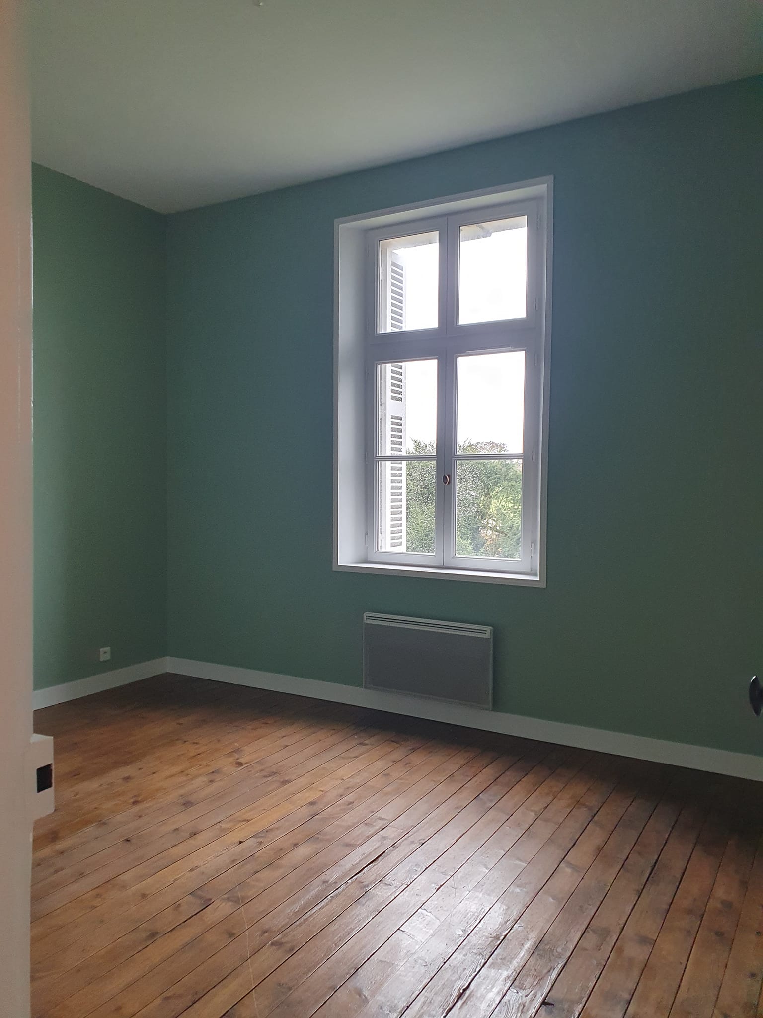 Chambre repeinte en vert d'eau avec parquet bois poncé - Peinture S.L