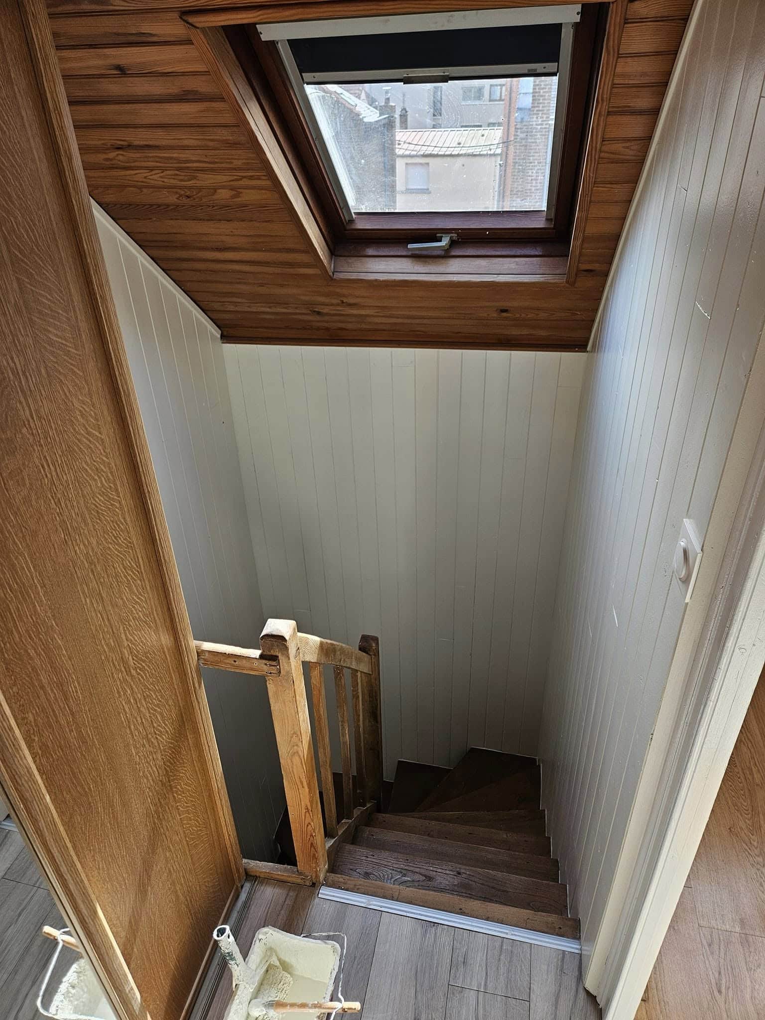 Cage d'escalier rénovée avec lambris blanc - Peinture S.L
