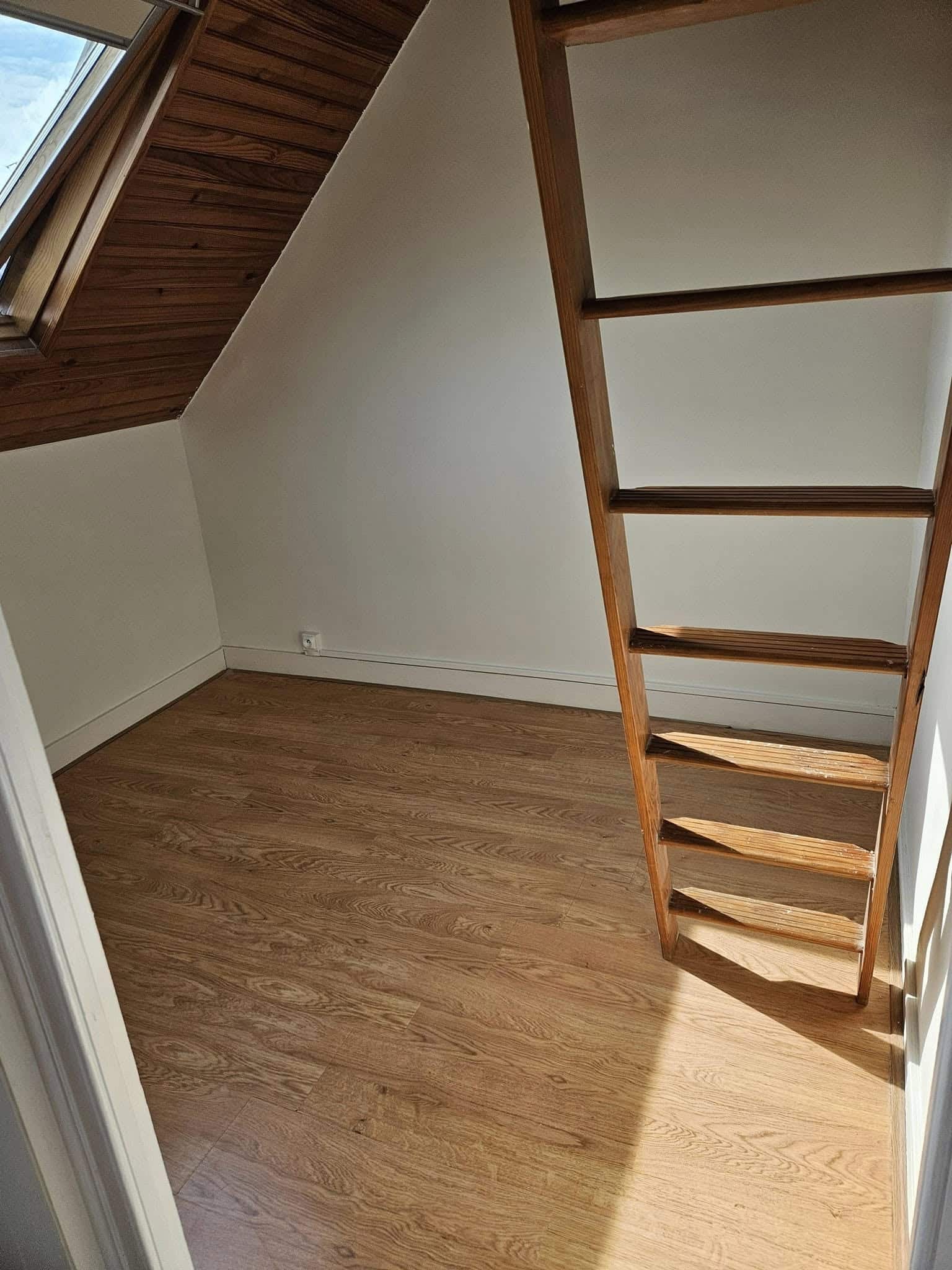 Combles aménagés avec parquet stratifié - Peinture S.L