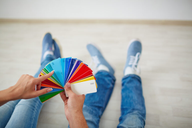 Choix des couleurs de peinture intérieure sur un nuancier avant travaux de peinture