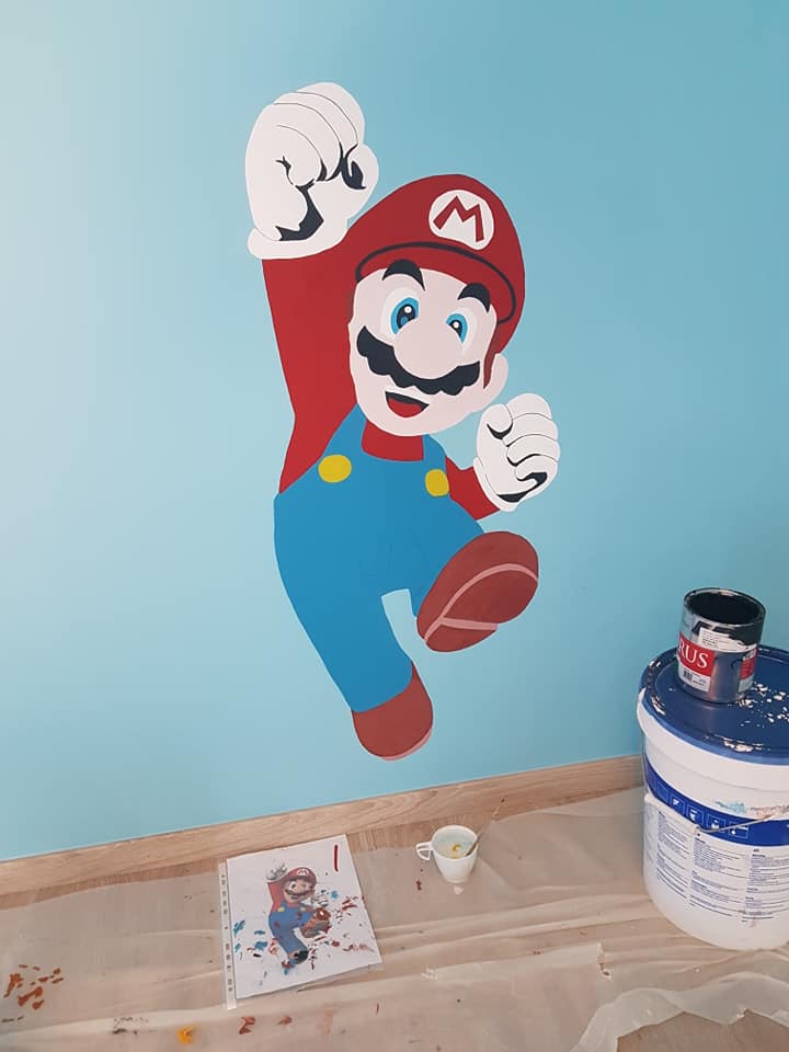 Décor mural peint à la main dans une chambre d'enfant