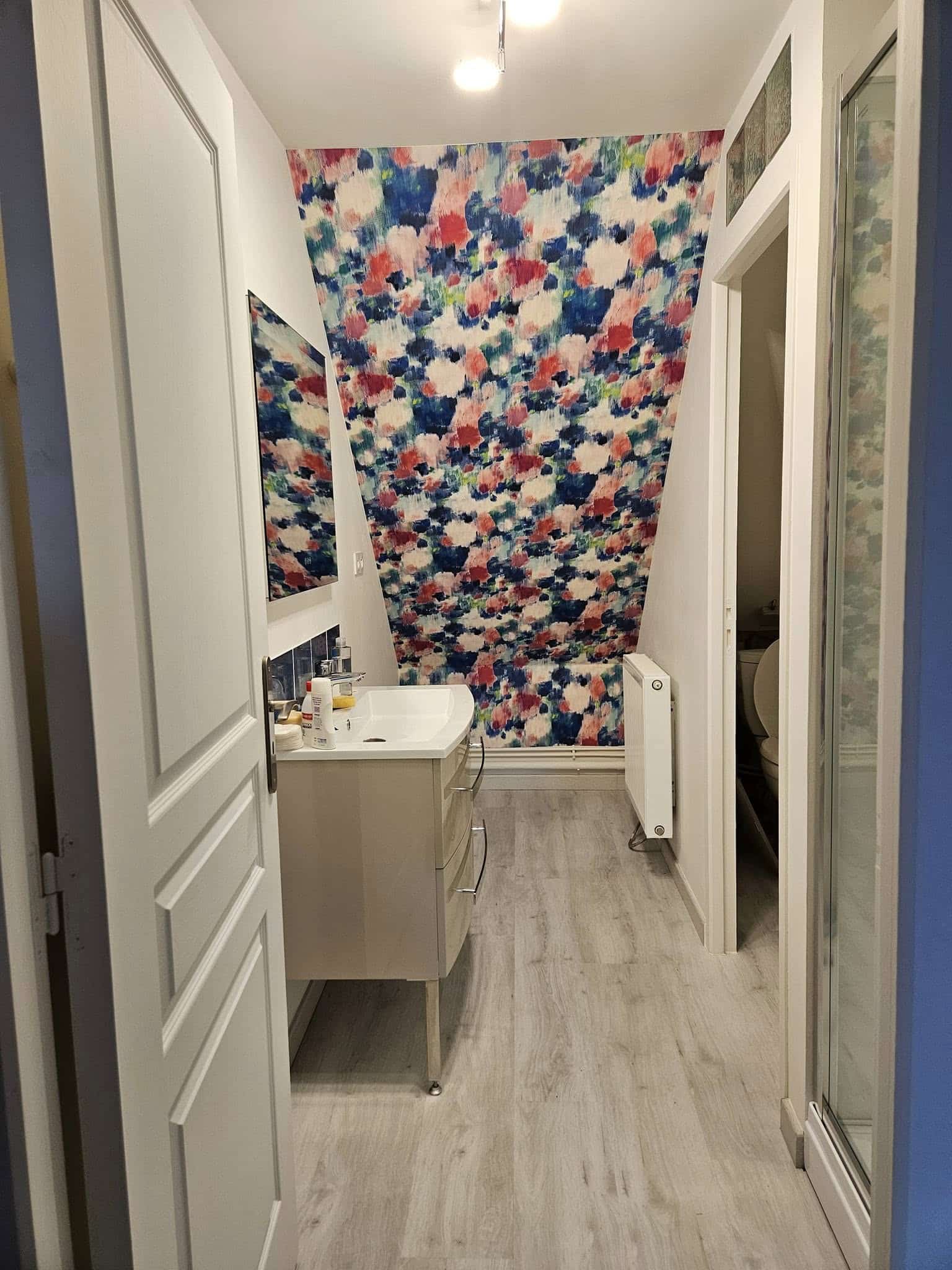 Salle de bain mansardée avec papier peint floral - Peinture S.L