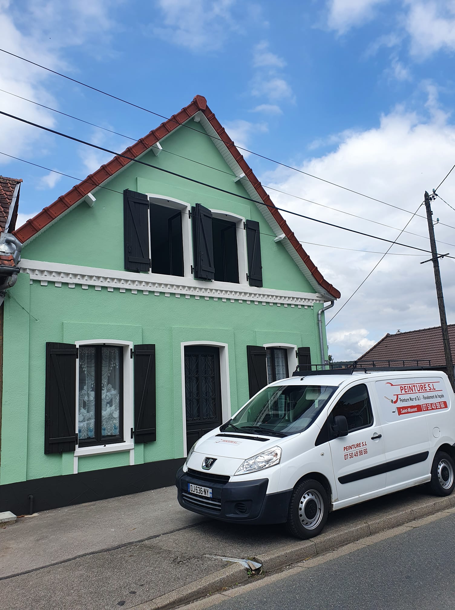 Façade de maison repeinte en vert clair - Peinture S.L