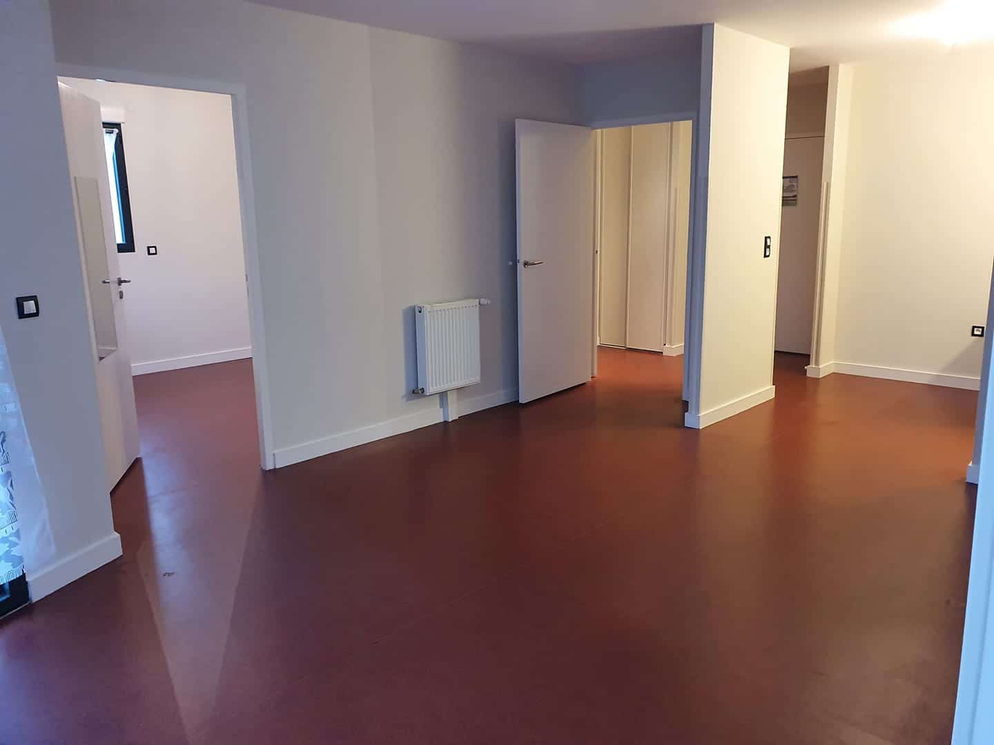 Pose de sol souple rouge dans un appartement rénové - Peinture S.L
