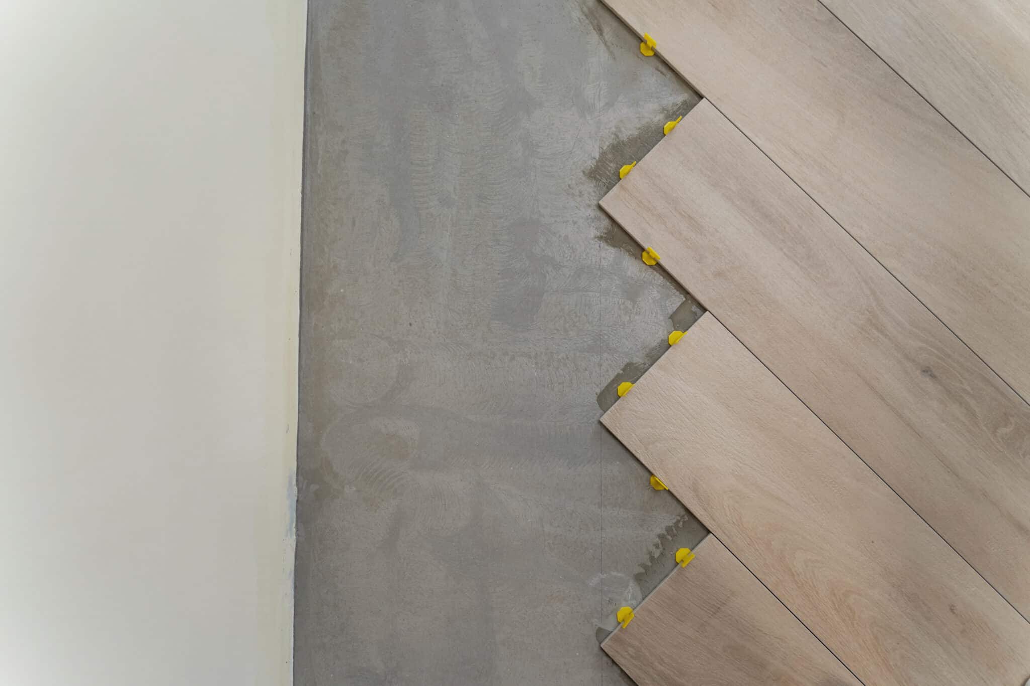 Pose de revêtement de sol parquet, lino et béton ciré